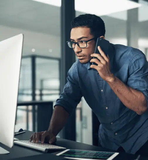 Mitarbeiter von Asappz am Telefon